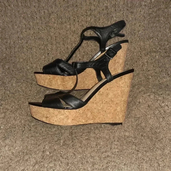 VINCE CAMUTO-INSLO Black Leather Wedge T-Strap - Picture 2 of 7